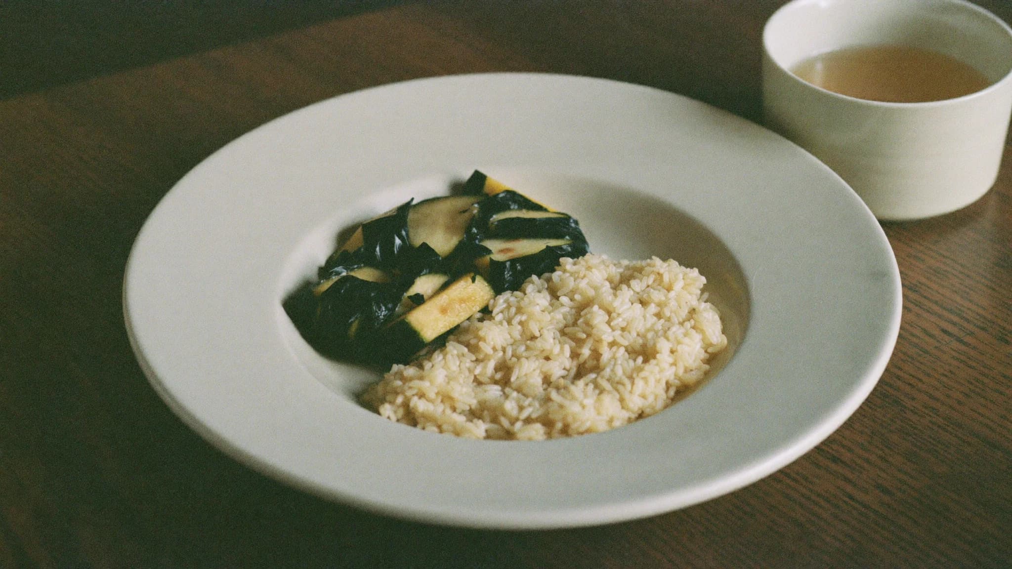 Schonende Mahlzeit mit Reis, Gemüse und Kräutertee — symbolisch für bekömmliche Ernährung bei Reizdarm und CED