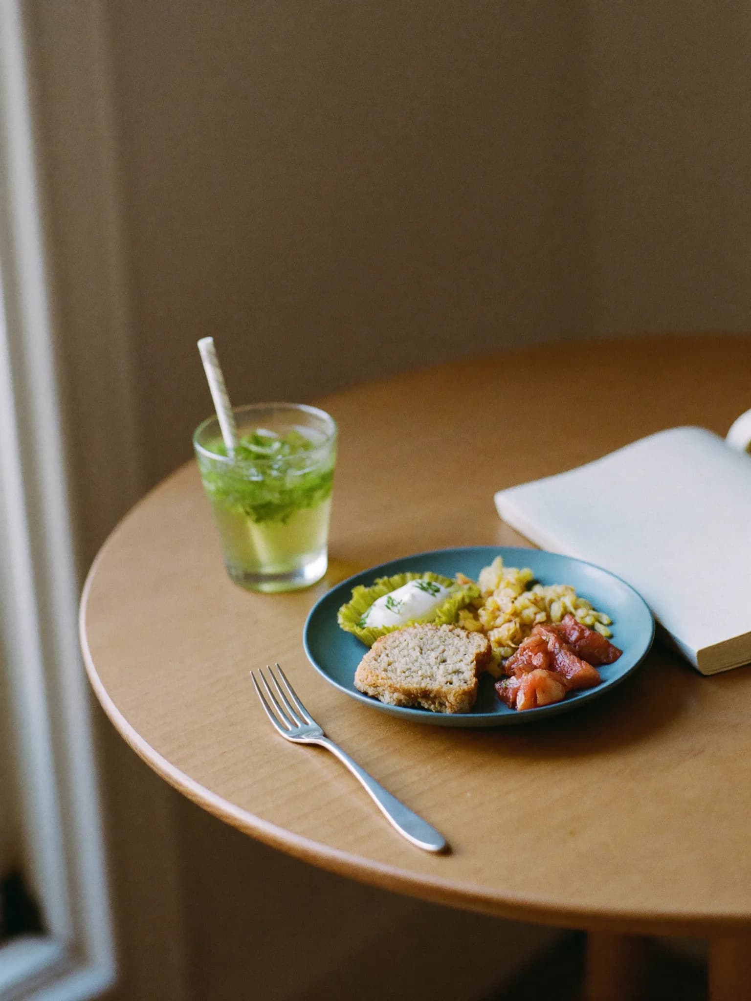 Leichte Mahlzeit am Tisch — symbolisch für einen sanften Umgang mit Appetitlosigkeit