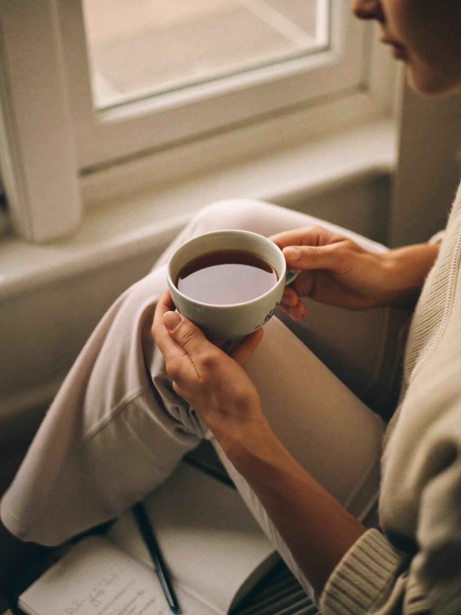 Entspannter Moment bei einer Tasse Tee — symbolisch für Erholung von Stress und Erschöpfung